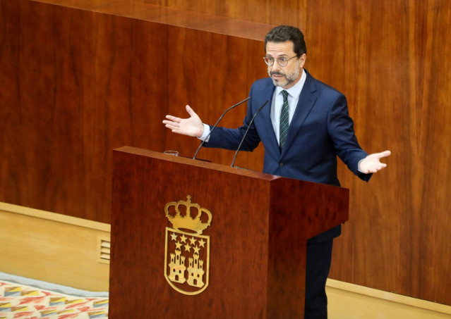 El consejero de Hacienda, Economía y Empleo de la Comunidad de Madrid, Javier Fernández-Lasquetty, sostiene copias de contrataciones de emergencia en la región por la crisis del Covid-19, en una sesión plenaria de la Cámara madrileña, a 11 de noviembre de