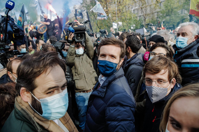 (I-D) El presidente del PP en Castilla - La Mancha, Paco Núñez; el presidente del PP, Pablo Casado, y el alcalde de Madrid, José Luis Martínez-Almeida, en una manifestación contra la reforma de la Ley de Seguridad Ciudadana, a 27 de noviembre de 2021