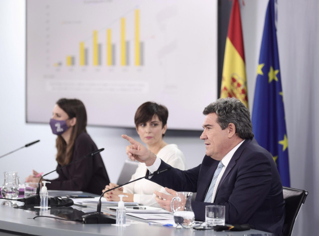 (I-D) La ministra de Igualdad, Irene Montero; la ministra Portavoz y de Política Territorial, Isabel Rodríguez y el ministro de Inclusión, Seguridad Social y Migraciones, José Luis Escrivá, en una imagen de archivo.