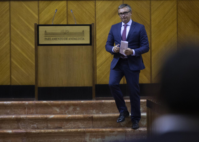 Archivo - El portavoz del grupo parlamentario Vox en Andalucía, Manuel Gavira (d), tras su intervención en la primera sesión del Debate sobre el Estado de la Comunidad a 27 de octubre del 2020. (Foto de archivo).
