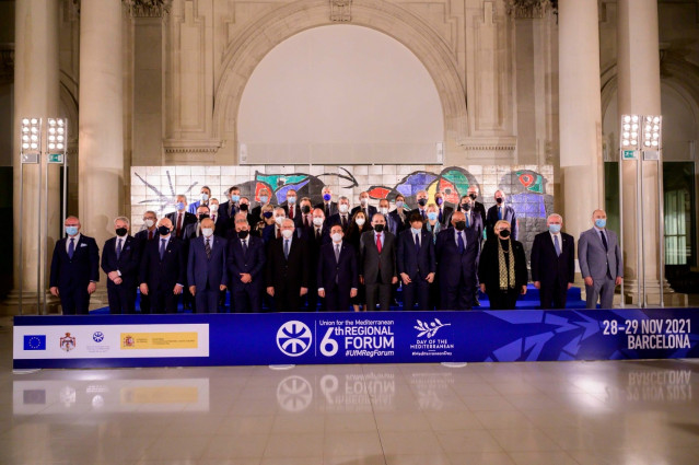 Foto de familia de los participantes en el foro ministerial de la Unión por el Mediterráneo (UPM) en Barcelona