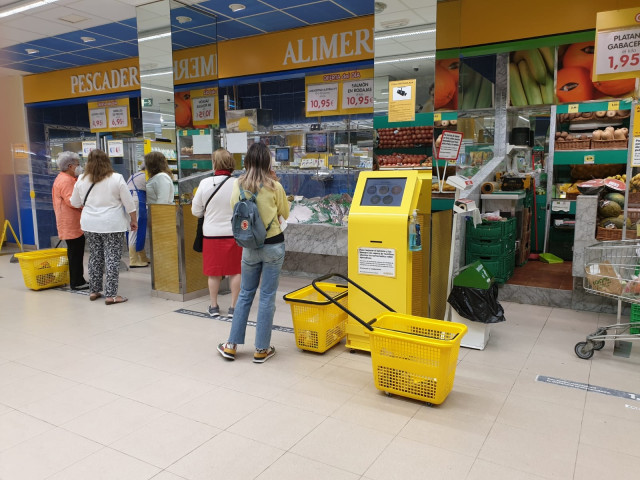 Archivo - Gente comprando en un supermercado de Oviedo