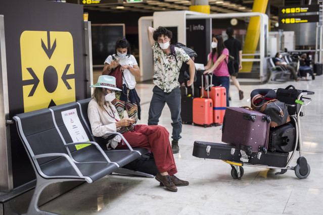 Archivo - Pasajeros de un vuelo procedente de Uruguay a su llegada a las instalaciones de la Terminal T4  del Aeropuerto Adolfo Suárez Madrid-Barajas, a 7 de junio de 2021, en Madrid, (España).
