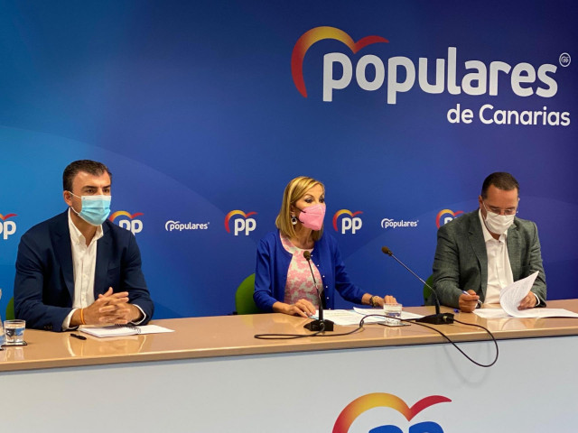 Archivo - La presidenta del PP de Canarias, María Australia Navarro, junto al presidente y portavoz adjunto del Grupo Popular en el Parlamento canario, Manuel Domínguez y Poli Suárez, respectivamente (foto de archivo)