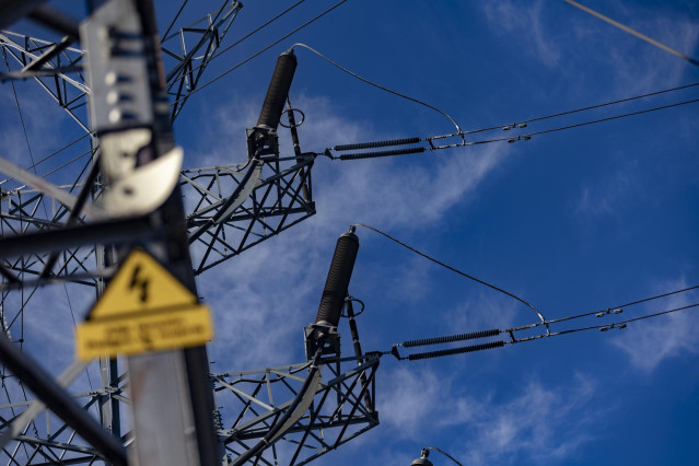 Una torre eléctrica de alta tensión