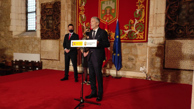 El ministro del Interior, Fernando Grande-Marlaska, atiende a la prensa en Burgos, donde preside la entrega de reconocimientos a las víctimas del terrorismo