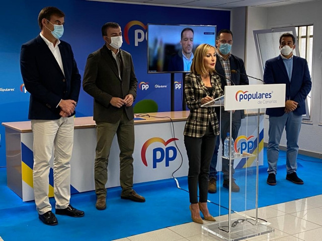 Australia Navarro acompañada de los presidentes insulares del PP en la rueda de prensa en la que ha anunciado su renuncia a la Presidencia del PP de Canarias