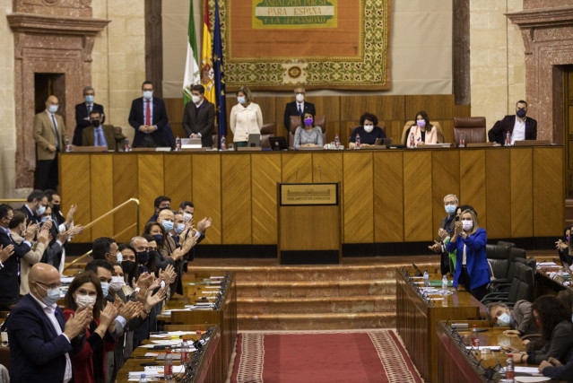 Diputados de la Cámara andaluza aplauden tras la aprobación  final del proyecto de Ley de Impulso para la Sostenibilidad del Territorio de Andalucía, durante la segunda jornada del Pleno del Parlamento de Andalucía. A 25 de noviembre de 2021, en Sevilla (