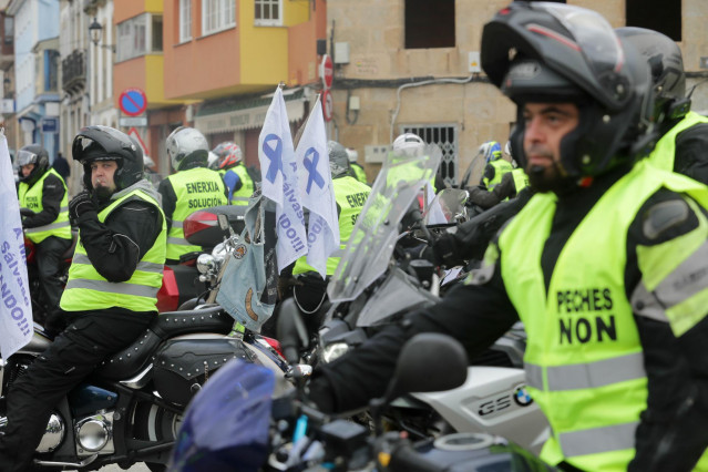 Varios hombres participan en una caravana motera por el futuro de la planta de Alcoa de San Cibrao, a 21 de noviembre de 2021, en Ferreira de Valadouro, Lugo, Galicia (España). Trabajadores de la fábrica de Alcoa en San Cibrao (Lugo) y clubes de moteros d