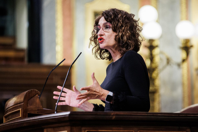 La ministra de Hacienda, María Jesús Montero, interviene en una sesión plenaria en el Congreso de los Diputados, a 23 de noviembre de 2021, en Madrid, (España).