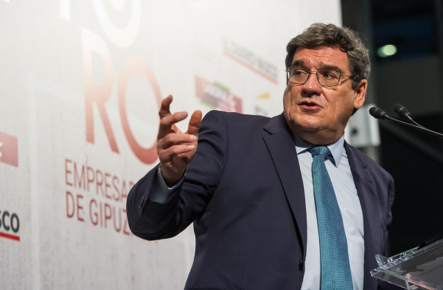 El ministro de Inclusión, Seguridad Social y Migraciones, José Luis Escrivá, participa en el Foro Empresarial de San Sebastián, este lunes, 29 de noviembre de 2021.