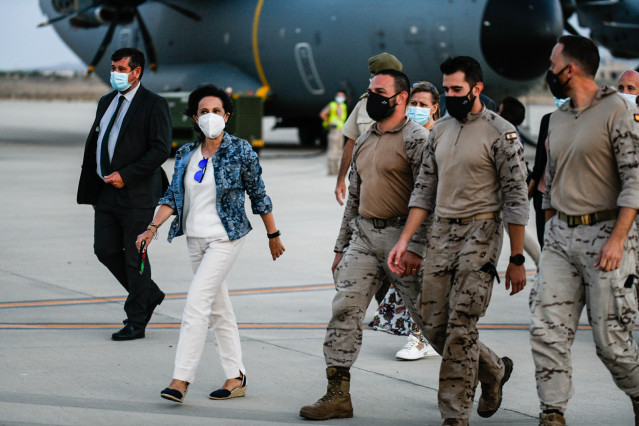 Archivo - La ministra de Defensa, Margarita Robles, recibe a los últimos militares españoles que han participado en la repatriación de afganos y colaboradores del gobierno desde el aeropuerto de Kabul a España