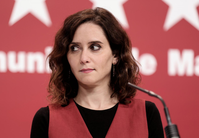 La presidenta de la Comunidad de Madrid, Isabel Díaz Ayuso, en una rueda de prensa después de una reunión con el presidente de la Junta de Castilla y León.