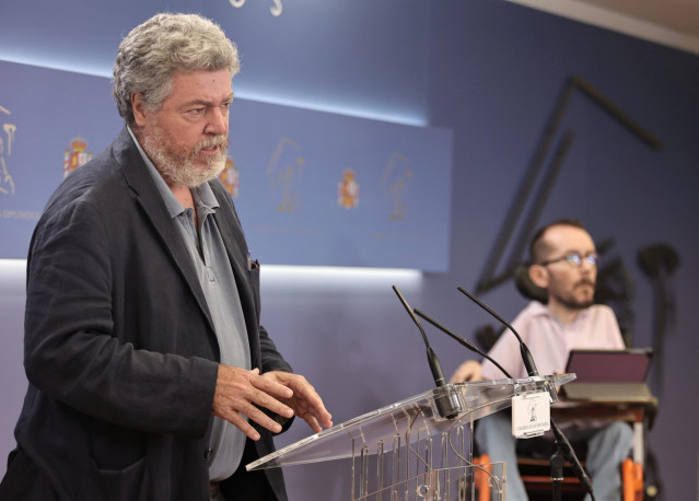 Archivo - El portavoz de Unidas Podemos en la comisión de Transición Ecológica y coordinador de Alianza Verde, Juantxo López de Uralde, ofrece una rueda de prensa en el Congreso