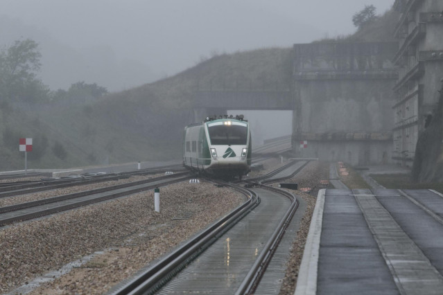 Archivo - Tren de pruebas en una línea de Adif