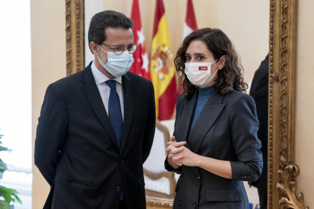 El consejero de Economía, Hacienda y Empleo de la Comunidad de Madrid, Javier Fernández-Lasquetty, conversa con la presidenta de la Comunidad de Madrid, Isabel Díaz Ayuso. Archivo.