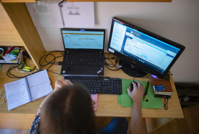 Archivo - Un hombre teletrabajando