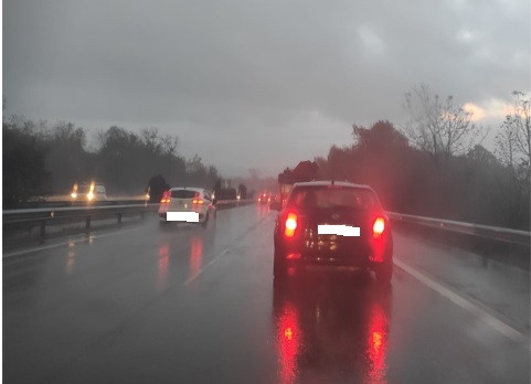 Circulación en un día lluvioso en la A-64
