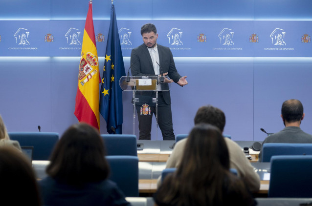Archivo - El portavoz parlamentario de ERC, Gabriel Rufián, durante una rueda de prensa en el Congreso de los Diputados.