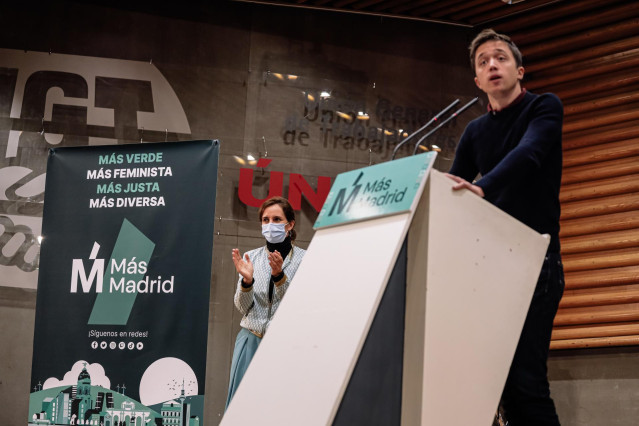 El líder de Más País, Íñigo Errejon (d), y la portavoz de Más Madrid en la Asamblea de Madrid, Mónica García (i), en la clausura del primer Plenario de Más Madrid Ciudad, en la sede de UGT, a 28 de noviembre de 2021, en Madrid (España).