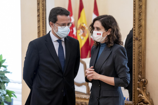 El consejero de Economía, Hacienda y Empleo de la Comunidad de Madrid, Javier Fernández-Lasquetty (i), conversa con la presidenta de la Comunidad de Madrid, Isabel Díaz Ayuso (d), durante una reunión con el alcalde de Lima (Perú), Jorge Muñoz Wells, en la