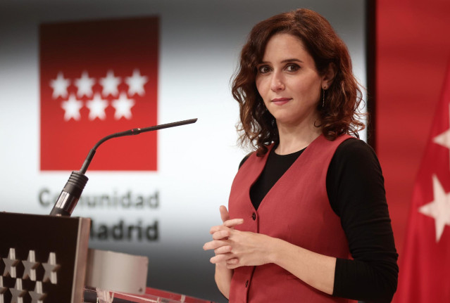 La presidenta de la Comunidad de Madrid, Isabel Díaz Ayuso, en una rueda de prensa después de una reunión con el presidente de la Junta de Castilla y León, en la Real Casa de Correos, a 29 de noviembre de 2021, en Madrid (España). Esta cita se produce 12