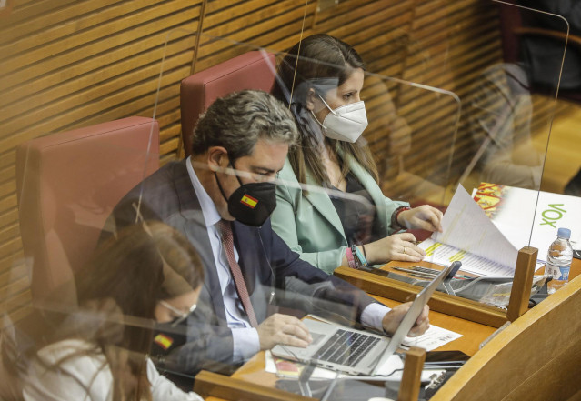 Archivo - La síndica de Vox en Les Corts valencianas, Ana Vega (d).