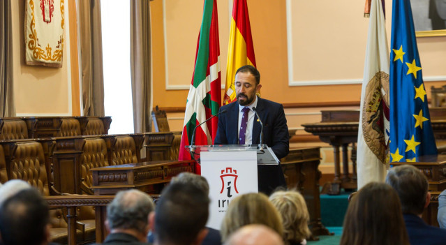 El delegado del Gobierno en Euskadi, Denis Itxaso, interviene en el acto en el que la delegación del Gobierno de Euskadi y el Memorial de Víctimas conmemoran el Día de la Memoria, en el salón de pleno del Ayuntamiento de Irún, a 9 de noviembre de 2021, en