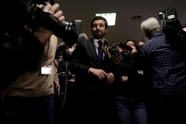El presidente del PP, Pablo Casado, responde a los medios en la clausura de la mesa organizada por el Grupo Parlamentario Popular en el Congreso y la Universidad Católica San Antonio de Murcia, a 29 de noviembre de 2021, en Madrid (España).