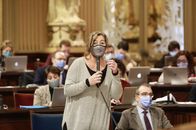La presidenta del Govern, Francina Armengol, en el pleno del Parlament.