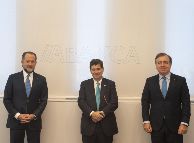 De izquierda a derecha, el presidente de Abanca, Juan Carlos Escotet; el consejero delegado de Novo Banco, Antonio Ramalho, y el consejero delegado de Abanca, Francisco Botas