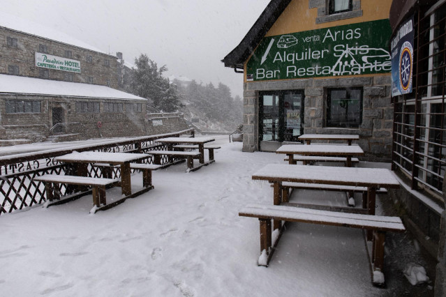 Un bar-restaurante afectado por el temporal de nieve en el Puerto de Navacerrada, a 22 de noviembre de 2021, en Madrid, (España). Los puertos de Navacerrada (M-601) y Cotos (M-604) están en nivel amarillo a causa de la nieve. Las máquinas quitanieves está