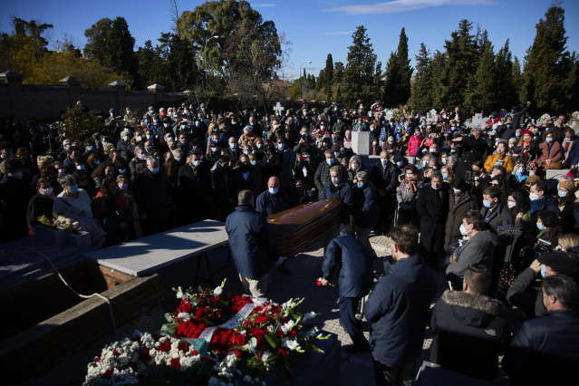 Operarios colocan el féretro de la escritora Almudena Grandes en el Cementerio Civil, a 29 de noviembre de 2021, en Madrid (España). La escritora Almudena Grandes, una de las figuras de la literatura española más conocidas en el país, murió el 27 de novie