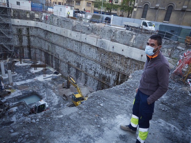Archivo - Un trabajador de la construcción trabajando en una obra el día en el que se reactiva la actividad laboral no esencial en Navarra, el 14 de abril de 2020.