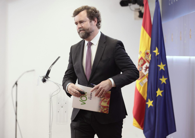 El portavoz parlamentario de Vox, Iván Espinosa de los Monteros, a su llegada a una rueda de prensa