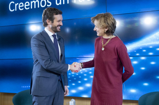 El presidente del PP, Pablo Casado y la premio Pulitzer y periodista de The Atlantic, Anne Applebaum, posan antes de comenzar un diálogo bajo el título 