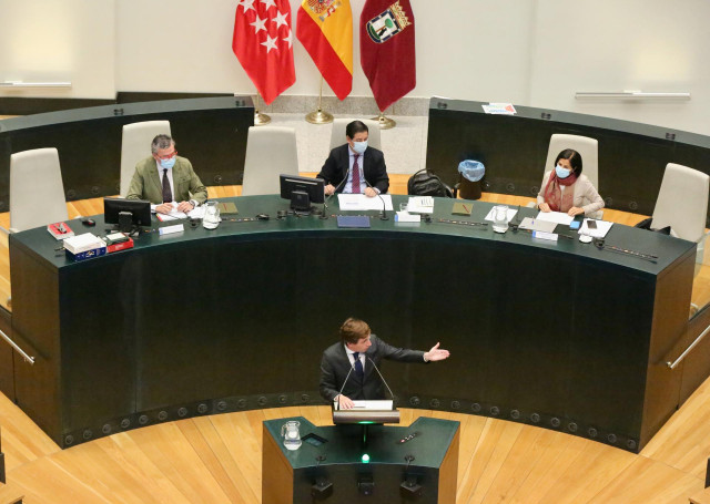 El alcalde de Madrid, José Luis Martínez-Almeida, interviene en una sesión plenaria del Ayuntamiento de Madrid