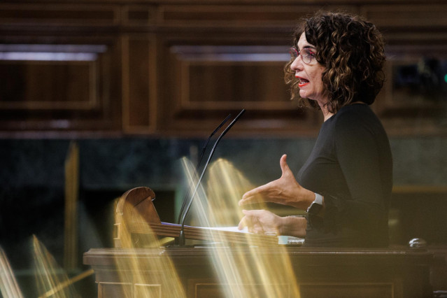 La ministra de Hacienda, María Jesús Montero, interviene en una sesión plenaria en el Congreso de los Diputados, a 23 de noviembre de 2021, en Madrid, (España). El proyecto de Presupuestos Generales del Estado de 2022 afronta a partir de este lunes en el