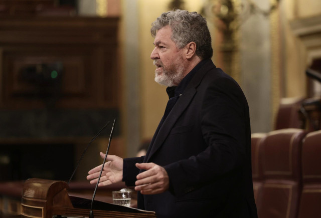 El diputado de Unidas Podemos, Juan Antonio López de Uralde, interviene en una sesión plenaria en el Congreso de los Diputados, a 24 de noviembre de 2021, en Madrid, (España).
