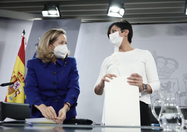 La vicepresidenta primera y ministra de Asuntos Económicos y Transformación Digital, Nadia Calviño (i) y la ministra Portavoz, Isabel Rodríguez (d), al finalizar una rueda de prensa tras la reunión del Consejo de Ministros, a 30 de noviembre de 2021, en M