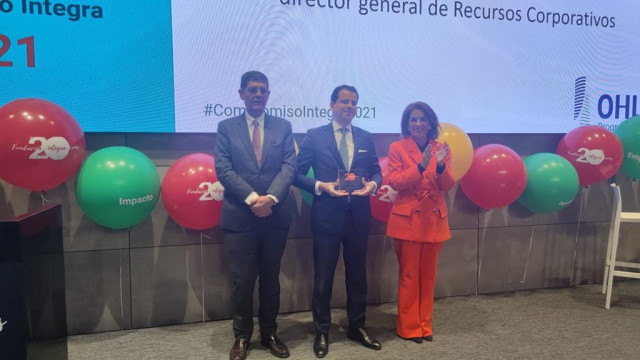 Alfredo Timermans del Olmo, viceconsejero de empleo de la Comunidad de Madrid; Gonzalo Targhetta, director general de recursos corporativos de OHLA; y Ana Botella, presidenta de la Fundación Integra, en el acto de entrega del galardón