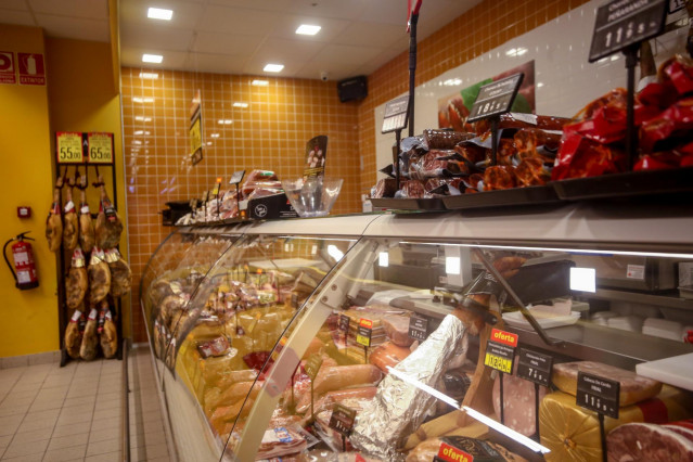 Archivo - Sección de charcutería de un supermercado de Madrid