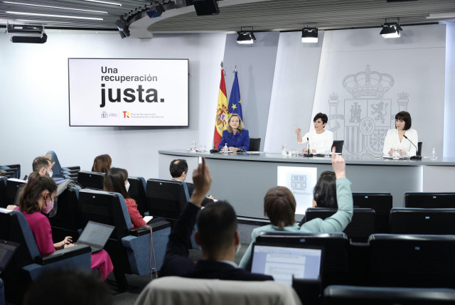 La vicepresidenta primera y ministra de Asuntos Económicos y Transformación Digital, Nadia Calviño; la ministra Portavoz, Isabel Rodríguez y la ministra de Ciencia e Innovación, Diana Morant, tras la reunión del Consejo de Ministros.