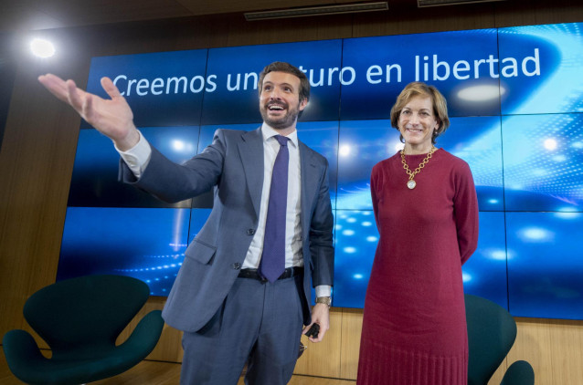 El presidente del PP, Pablo Casado y la premio Pulitzer y periodista, Anne Applebaum, a su llegada para participar en un diálogo bajo el título 