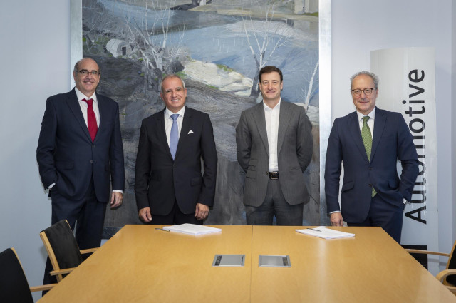 De izda a dcha: el subdirector general financiero de ALD Automotive, Santiago Usatorre, el director general de ALD Automotive, Pedro Malla, el CFO y General Manager en Banco Sabadell, Leopoldo Alvear y subdirector general de ALD Automotive, Antonio Cruz