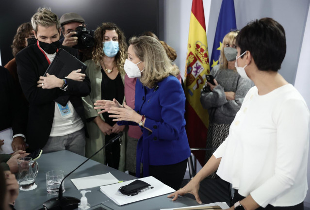 La vicepresidenta primera y ministra de Asuntos Económicos y Transformación Digital, Nadia Calviño (i) y la ministra Portavoz, Isabel Rodríguez (d), al finalizar una rueda de prensa tras la reunión del Consejo de Ministros, a 30 de noviembre de 2021, en M