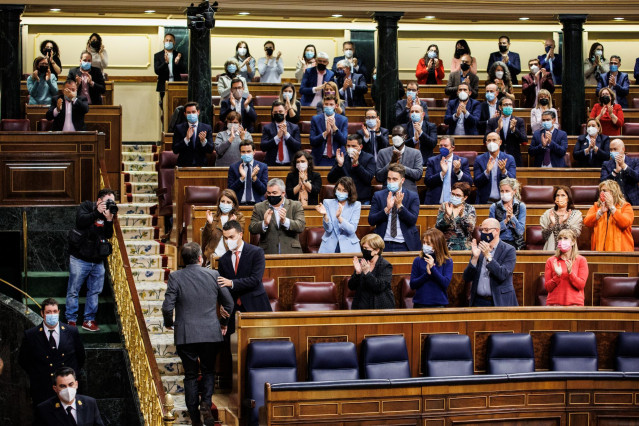 Varios diputados aplauden al diputado del PSOE, Patxi López, después de intervenir en una sesión plenaria en el Congreso