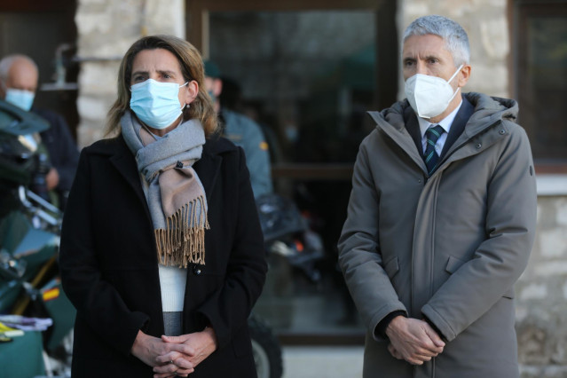 La vicepresidenta tercera y ministra para la Transición Ecológica y el Reto Demográfico, Teresa Ribera, y el ministro del Interior, Fernando Grande-Marlaska, en un acto en Chinchon (Madrid)