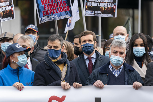 El presidente del PP, Pablo Casado y la vicealcaldesa de Madrid, Begoña Villacís, asisten a una concentración contra la reforma de la ‘Ley Mordaza’, frente a la Delegación del Gobierno, a 24 de noviembre de 2021, en Madrid, (España).