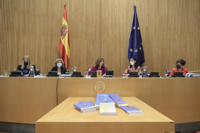 Archivo - (I-D) La secretaría de Estado de Función Pública, Lidia Sánchez Milán; la secretaria de Estado de Hacienda, Inés María Bardón; la ministra de Hacienda y Función Pública, María Jesús Montero;